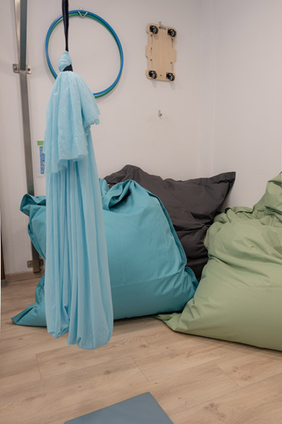 Behandlungsraum 3 mit Materialien zur sensorisch angereicherten Therapie