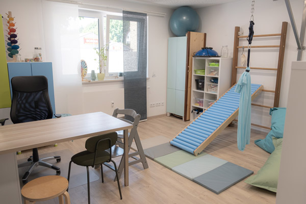 Behandlungsraum 3 mit Materialien zur sensorisch angereicherten Therapie